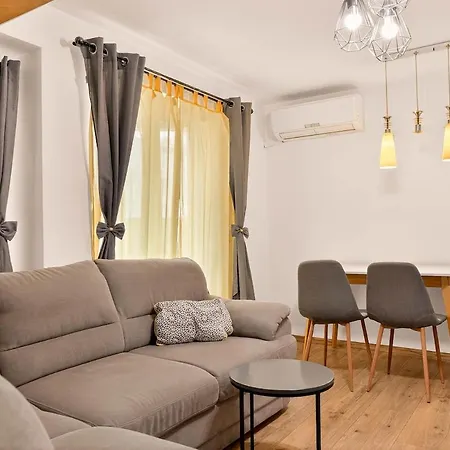 2br Maisonette In The Center Apartman *